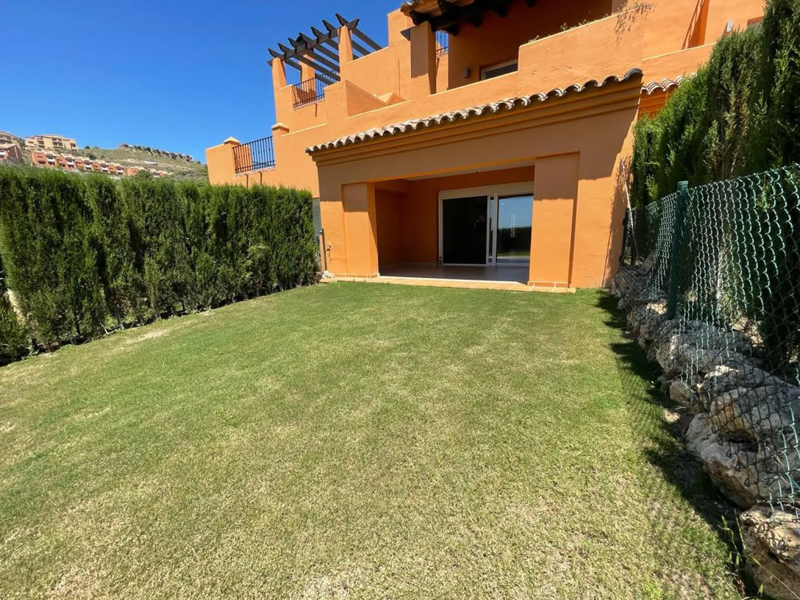 New south facing three bedroom townhouse in Paraiso Bellevue, in El Paraiso on the New Golden Mile, just a short drive from the beach and all leisure amenities. The complex boasts fantastically maintained gardens and a large communal lagoon style swimming