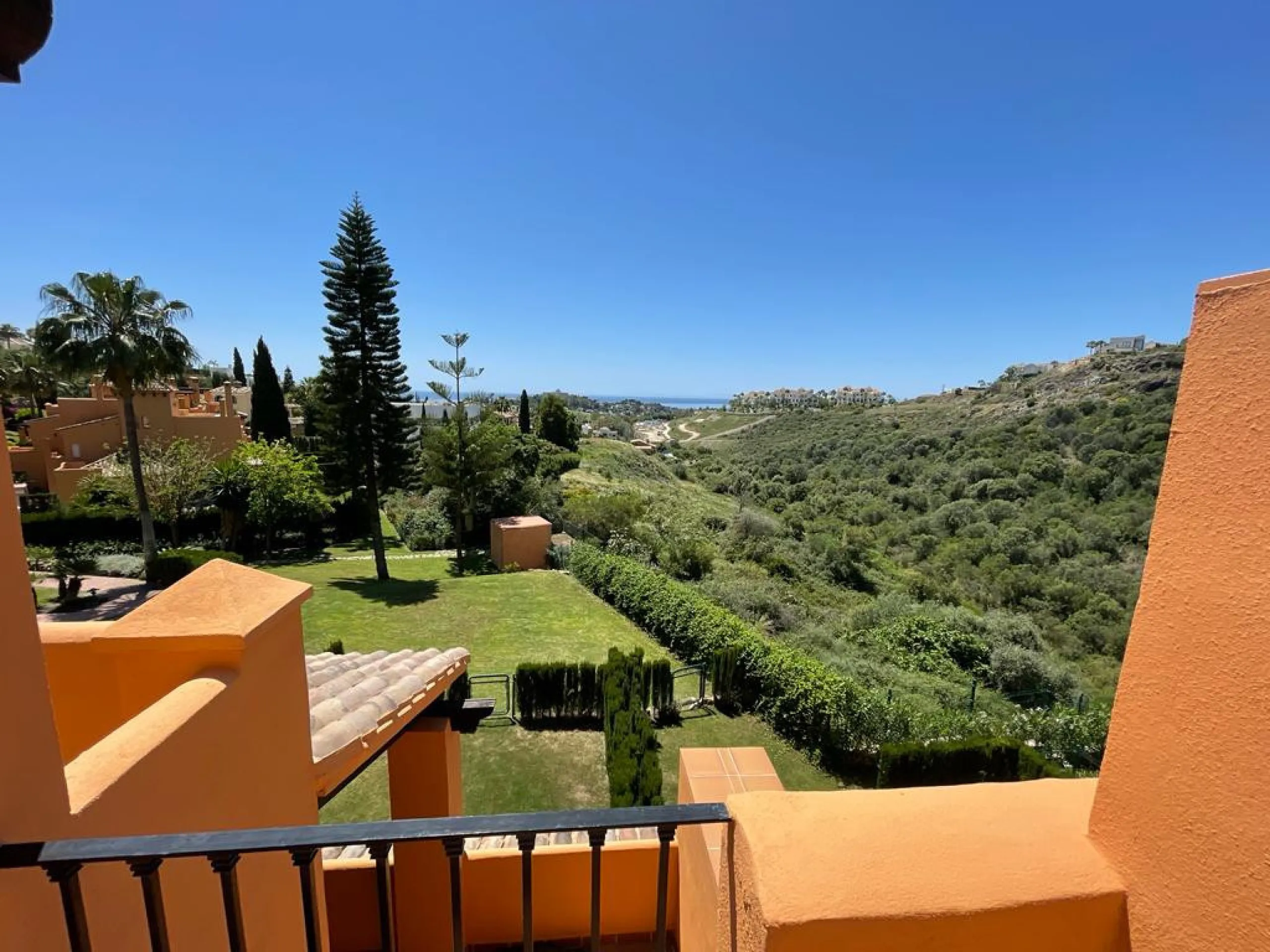 New south facing three bedroom townhouse in Paraiso Bellevue, in El Paraiso on the New Golden Mile, just a short drive from the beach and all leisure amenities. The complex boasts fantastically maintained gardens and a large communal lagoon style swimming