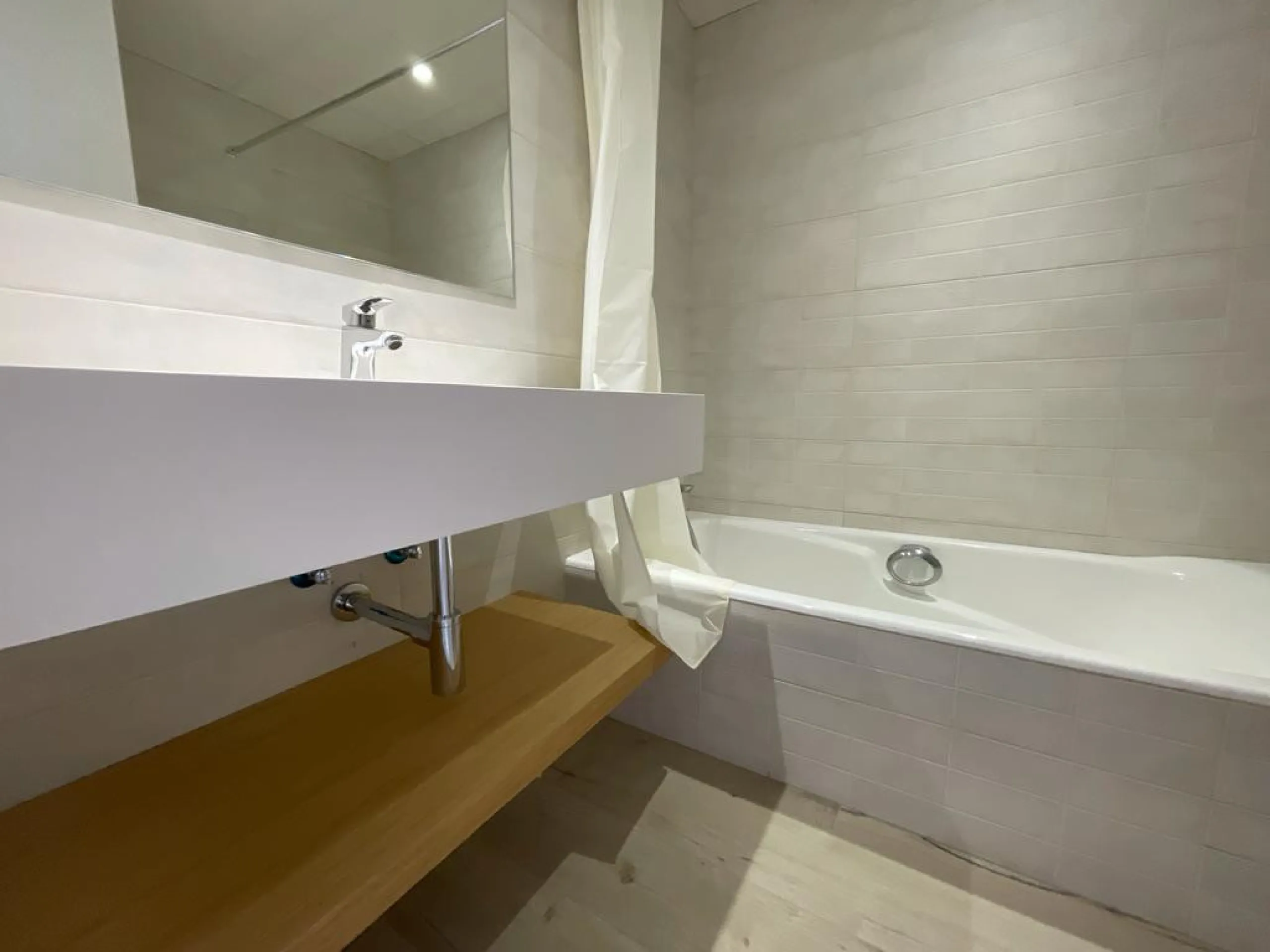 New south facing three bedroom townhouse in Paraiso Bellevue, in El Paraiso on the New Golden Mile, just a short drive from the beach and all leisure amenities. The complex boasts fantastically maintained gardens and a large communal lagoon style swimming
