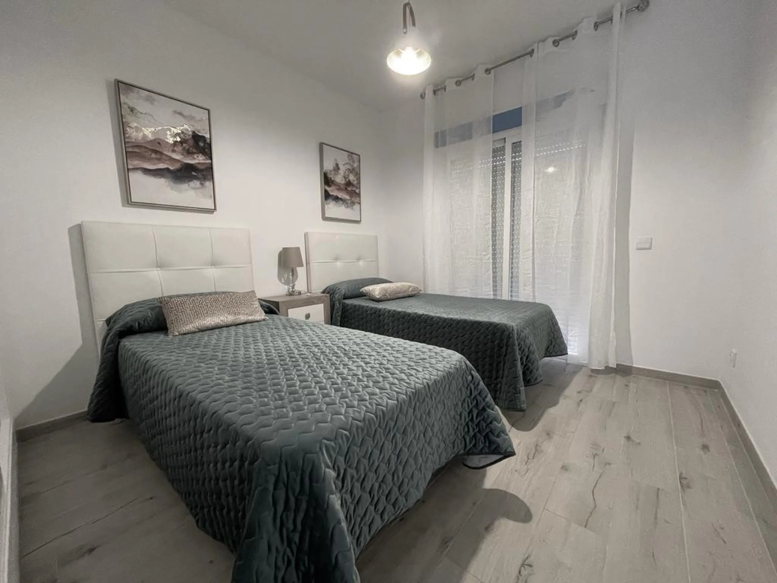 New south facing three bedroom townhouse in Paraiso Bellevue, in El Paraiso on the New Golden Mile, just a short drive from the beach and all leisure amenities. The complex boasts fantastically maintained gardens and a large communal lagoon style swimming