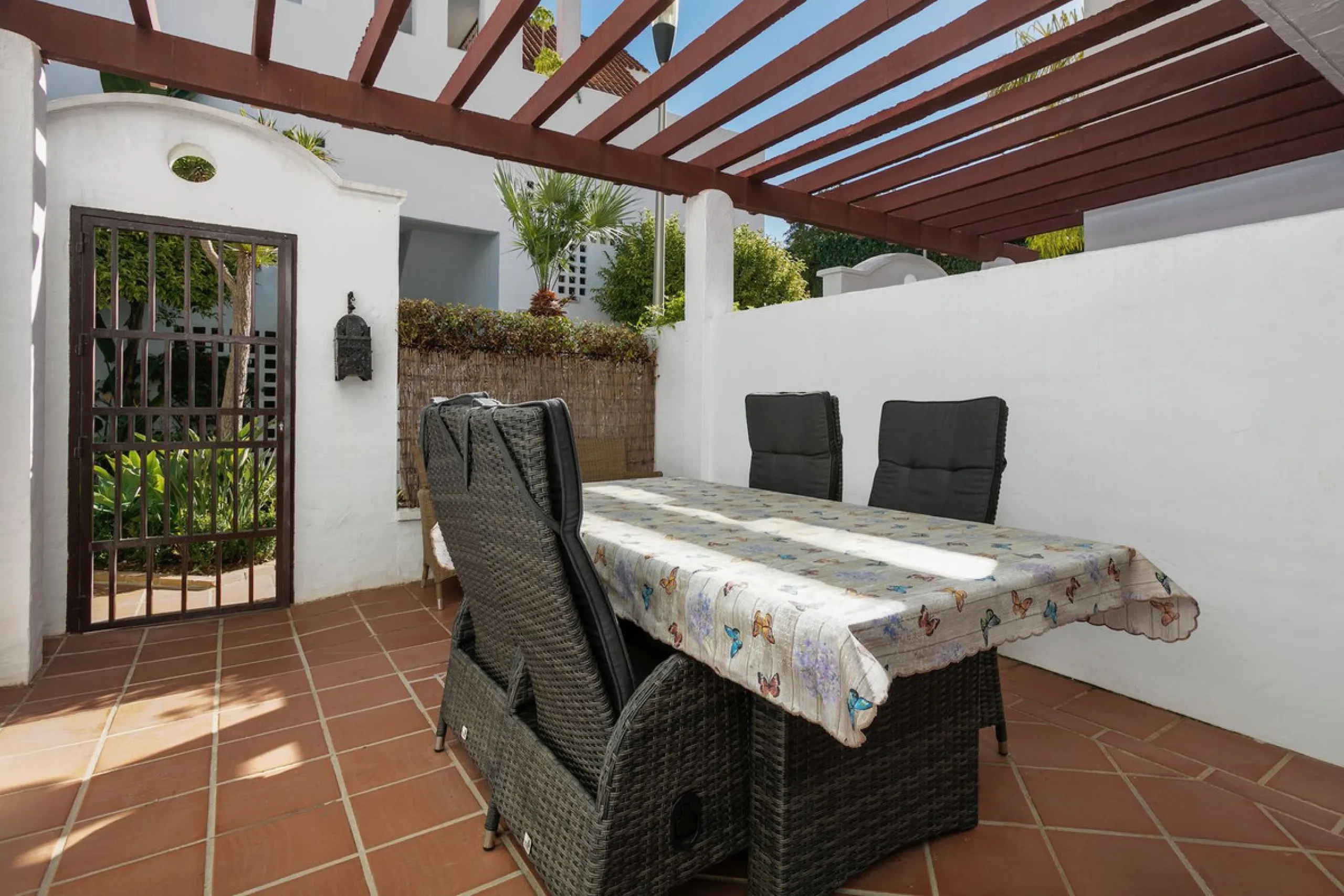A fully refurnished and spacious apartment located in a popular urbanisation in Nueva Andalucia.