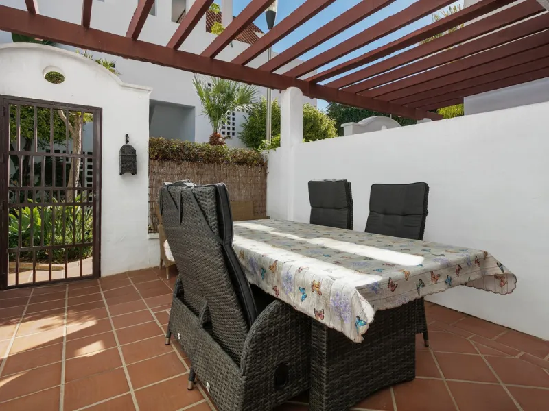 A fully refurnished and spacious apartment located in a popular urbanisation in Nueva Andalucia.