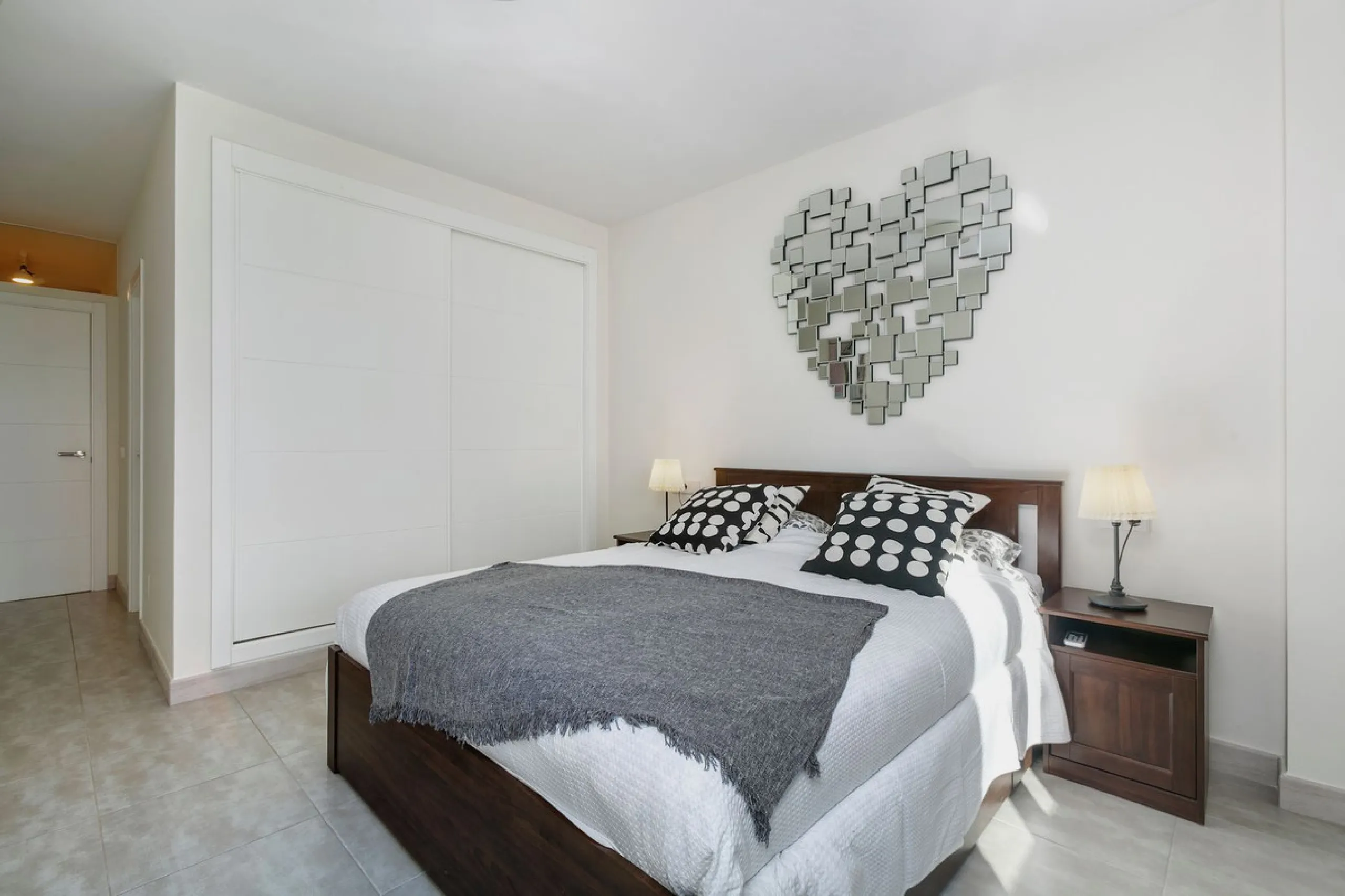 A fully refurnished and spacious apartment located in a popular urbanisation in Nueva Andalucia.