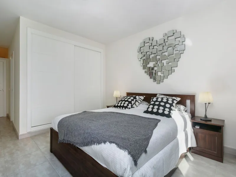 A fully refurnished and spacious apartment located in a popular urbanisation in Nueva Andalucia.