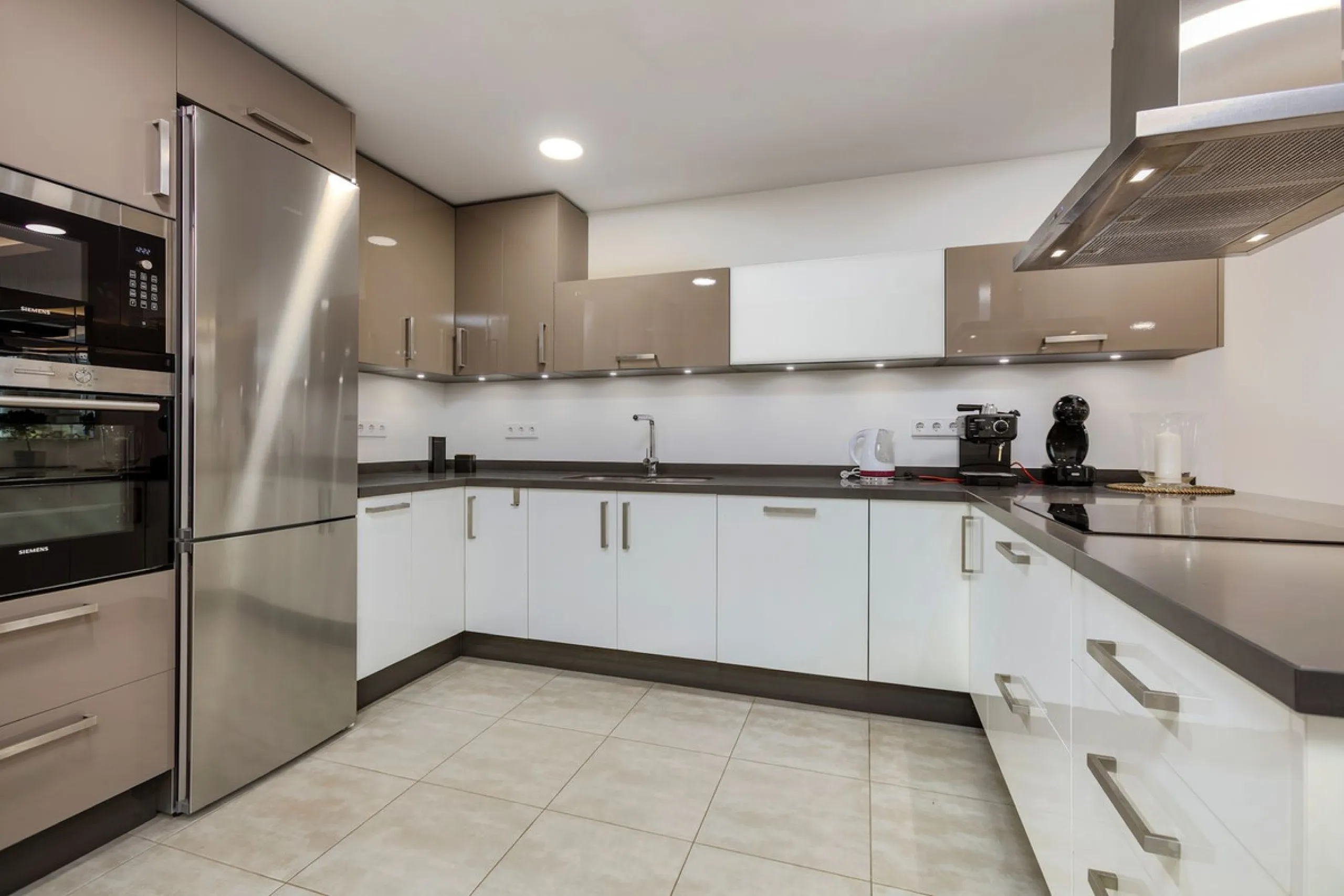 A fully refurnished and spacious apartment located in a popular urbanisation in Nueva Andalucia.