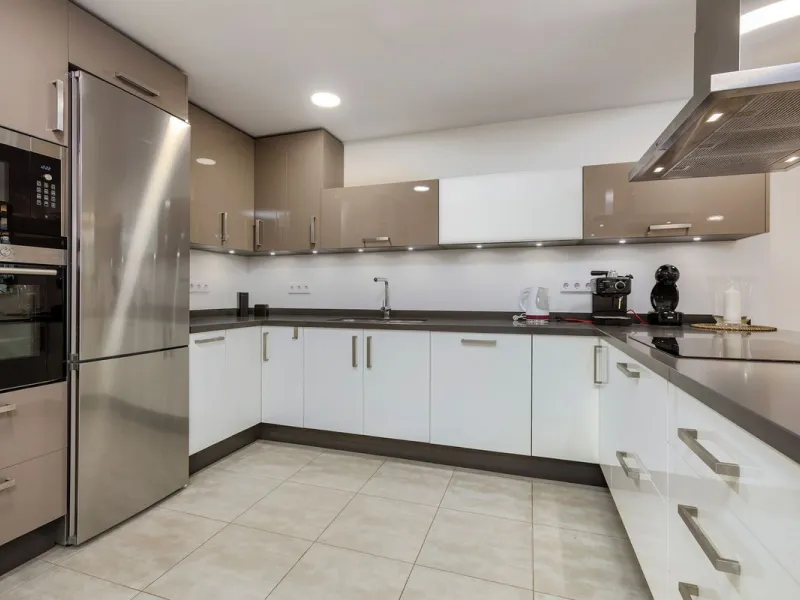 A fully refurnished and spacious apartment located in a popular urbanisation in Nueva Andalucia.