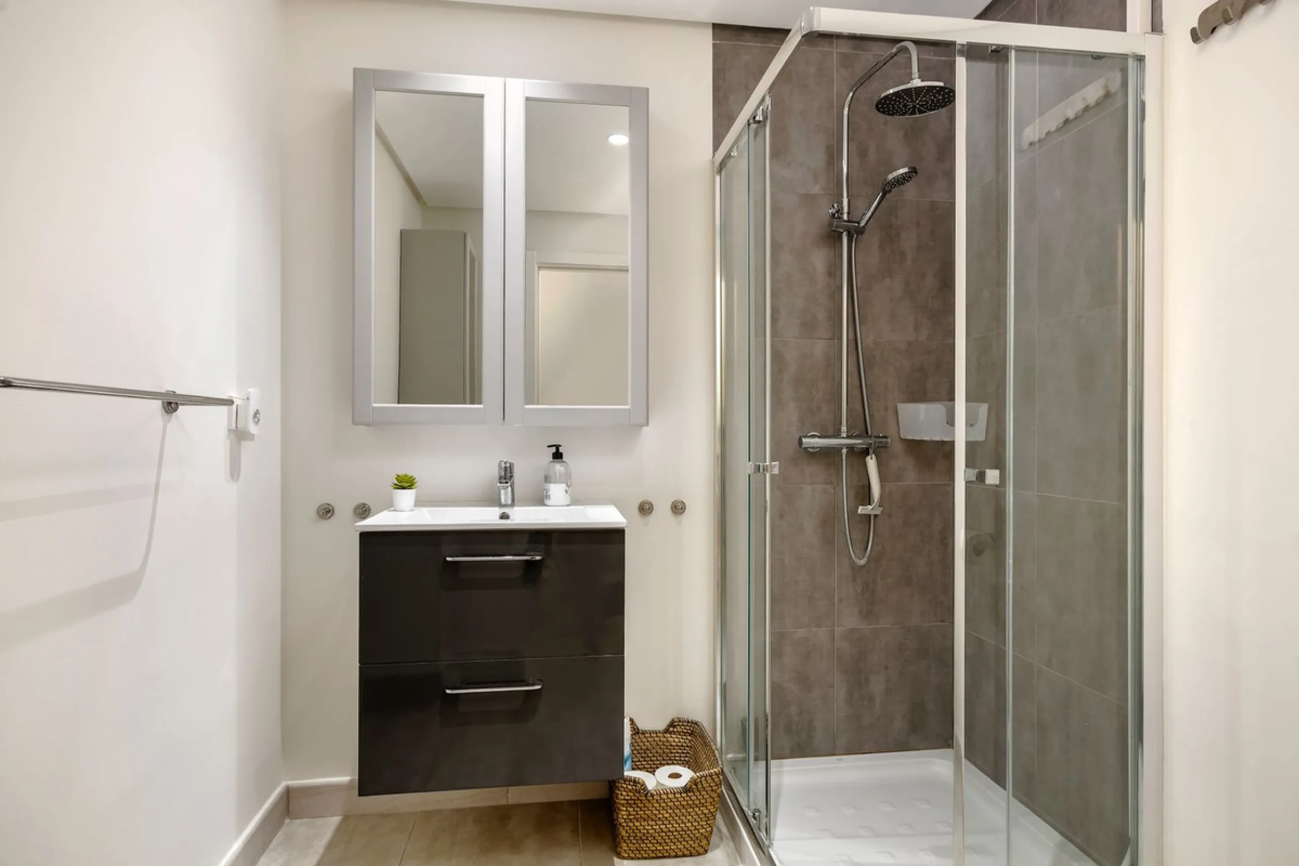 A fully refurnished and spacious apartment located in a popular urbanisation in Nueva Andalucia.