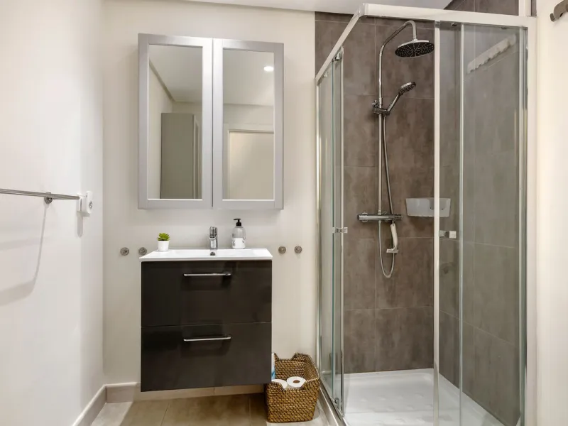 A fully refurnished and spacious apartment located in a popular urbanisation in Nueva Andalucia.