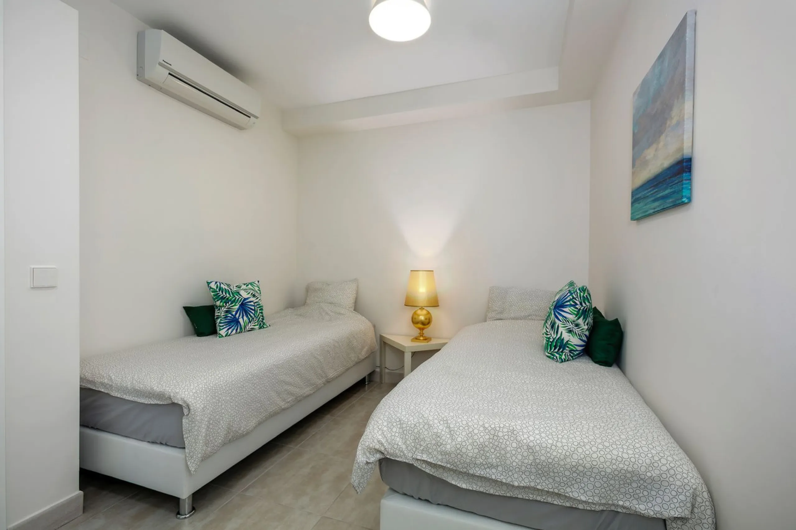 A fully refurnished and spacious apartment located in a popular urbanisation in Nueva Andalucia.