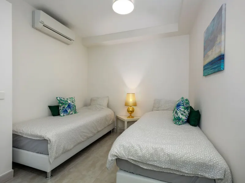 A fully refurnished and spacious apartment located in a popular urbanisation in Nueva Andalucia.