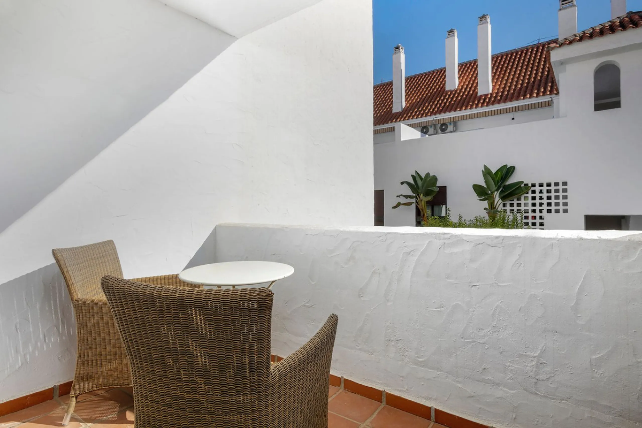 A fully refurnished and spacious apartment located in a popular urbanisation in Nueva Andalucia.