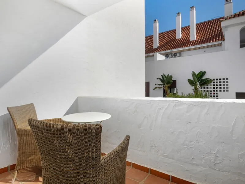 A fully refurnished and spacious apartment located in a popular urbanisation in Nueva Andalucia.