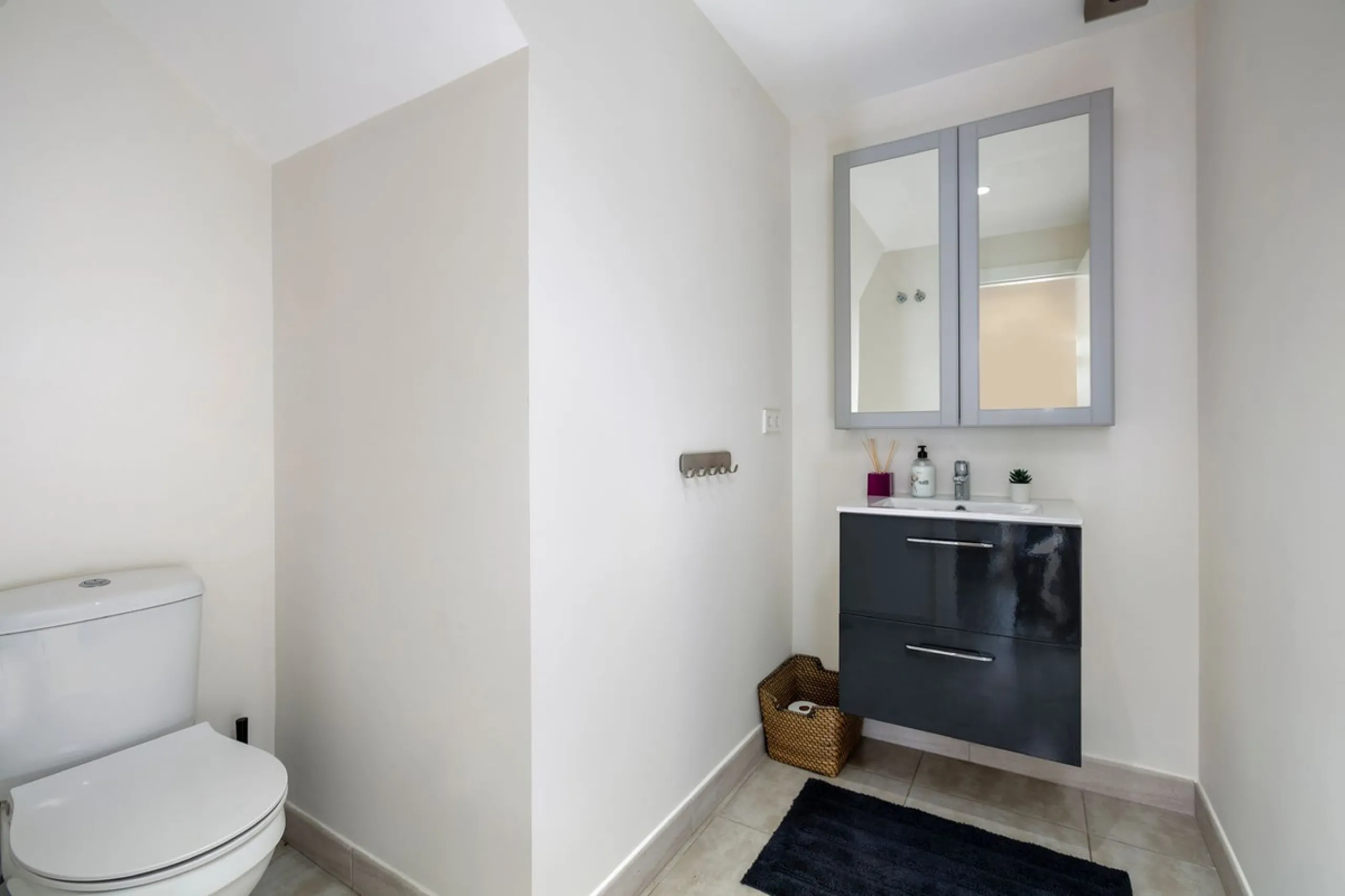 A fully refurnished and spacious apartment located in a popular urbanisation in Nueva Andalucia.
