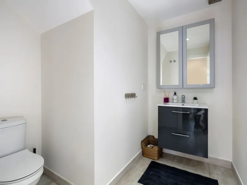 A fully refurnished and spacious apartment located in a popular urbanisation in Nueva Andalucia.