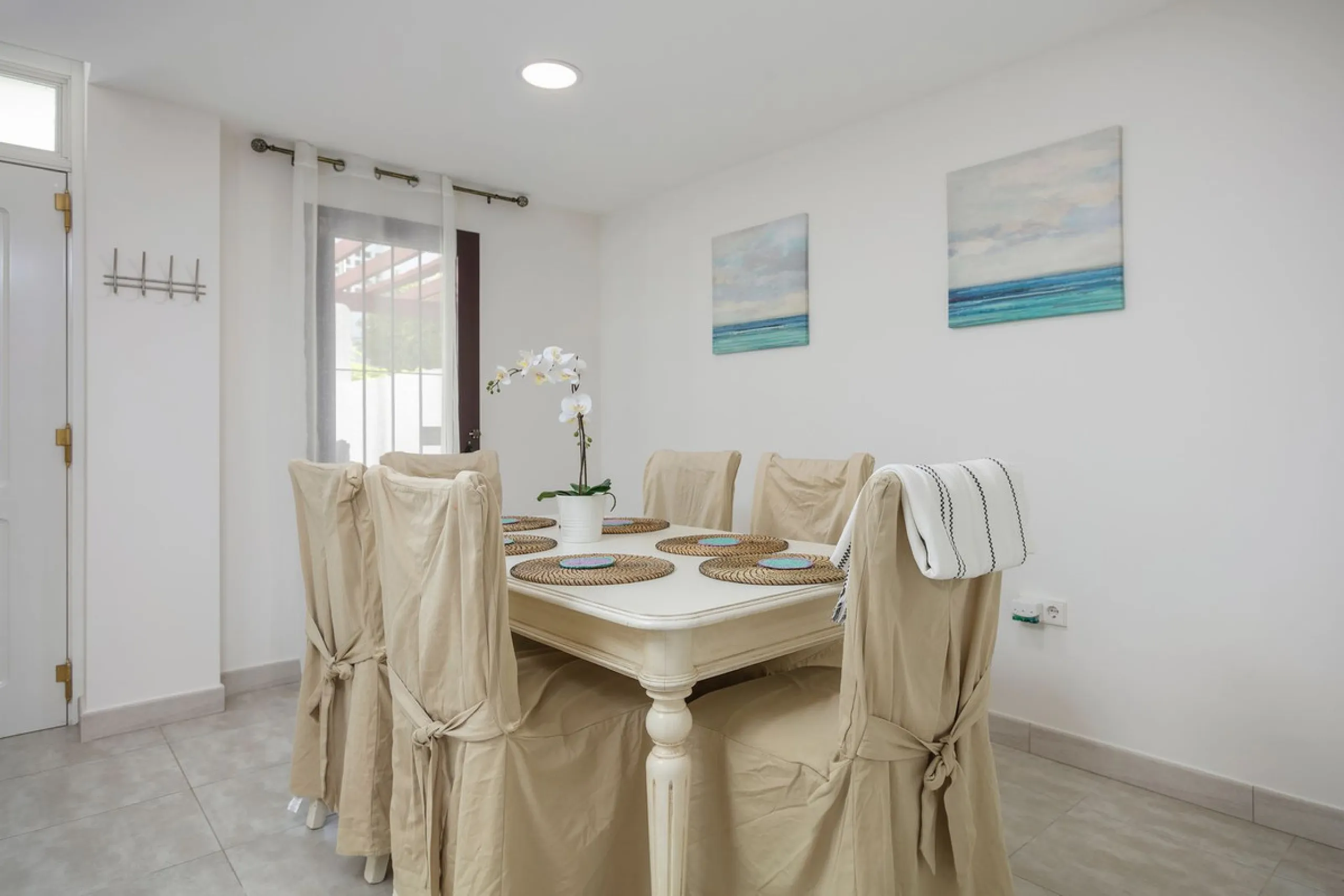 A fully refurnished and spacious apartment located in a popular urbanisation in Nueva Andalucia.