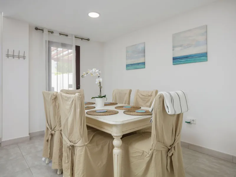 A fully refurnished and spacious apartment located in a popular urbanisation in Nueva Andalucia.