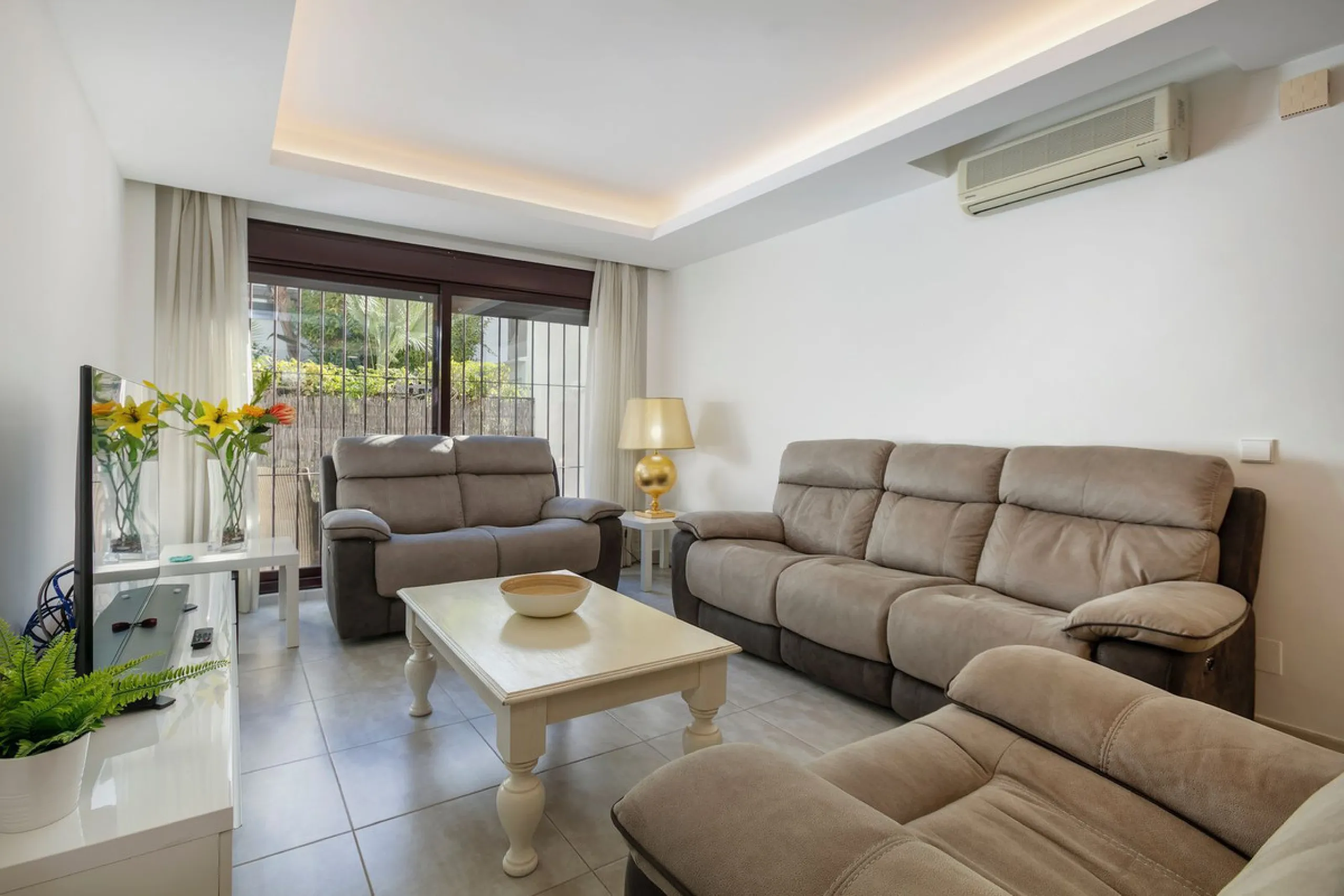 A fully refurnished and spacious apartment located in a popular urbanisation in Nueva Andalucia.