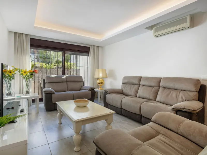 A fully refurnished and spacious apartment located in a popular urbanisation in Nueva Andalucia.