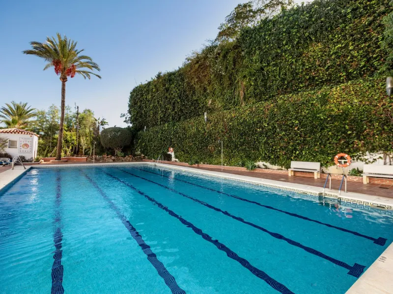 A fully refurnished and spacious apartment located in a popular urbanisation in Nueva Andalucia.