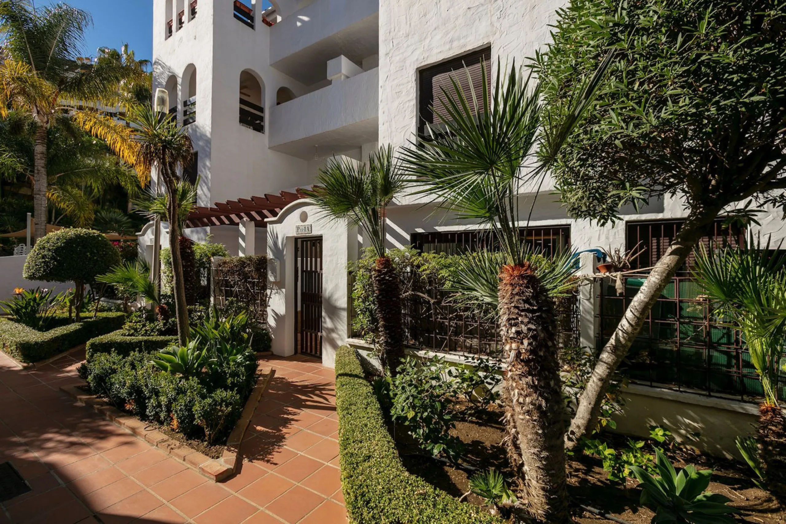 A fully refurnished and spacious apartment located in a popular urbanisation in Nueva Andalucia.