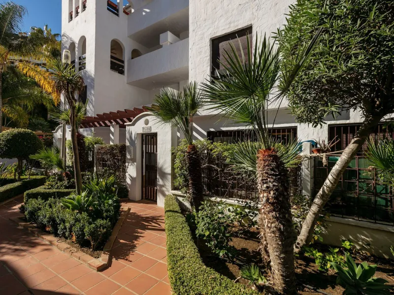 A fully refurnished and spacious apartment located in a popular urbanisation in Nueva Andalucia.
