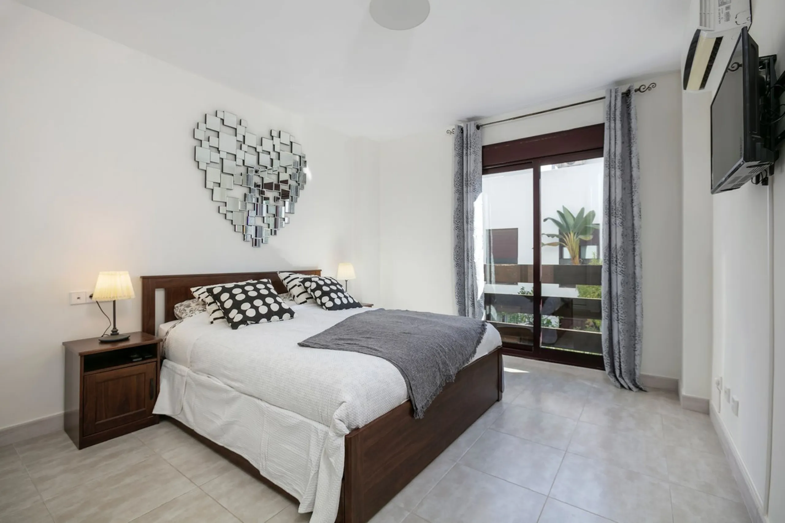 A fully refurnished and spacious apartment located in a popular urbanisation in Nueva Andalucia.