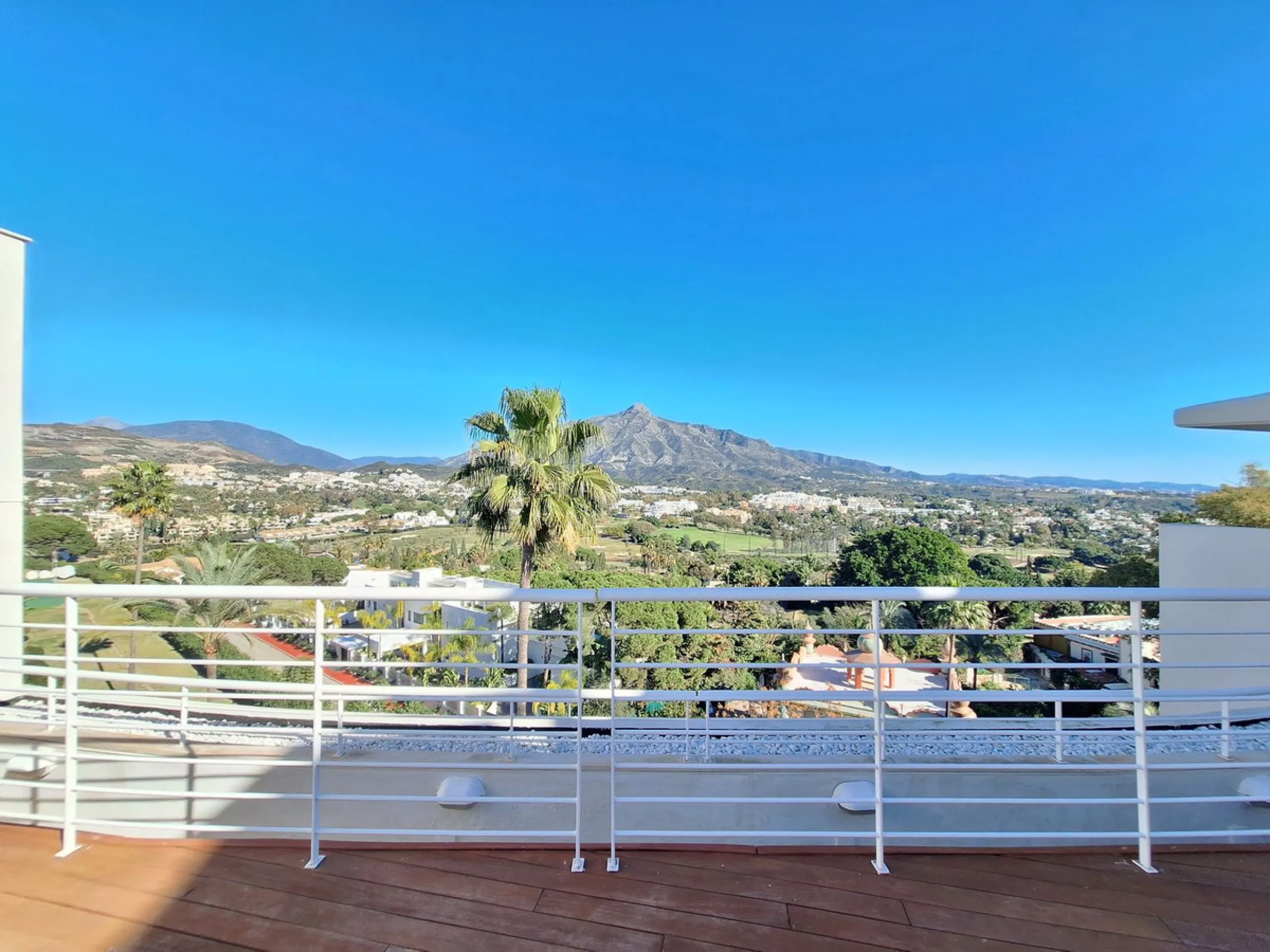 LUXURY EXCLUSIVE URBANISATION  - LA CORNICHE (NUEVA ANDALUCIA)