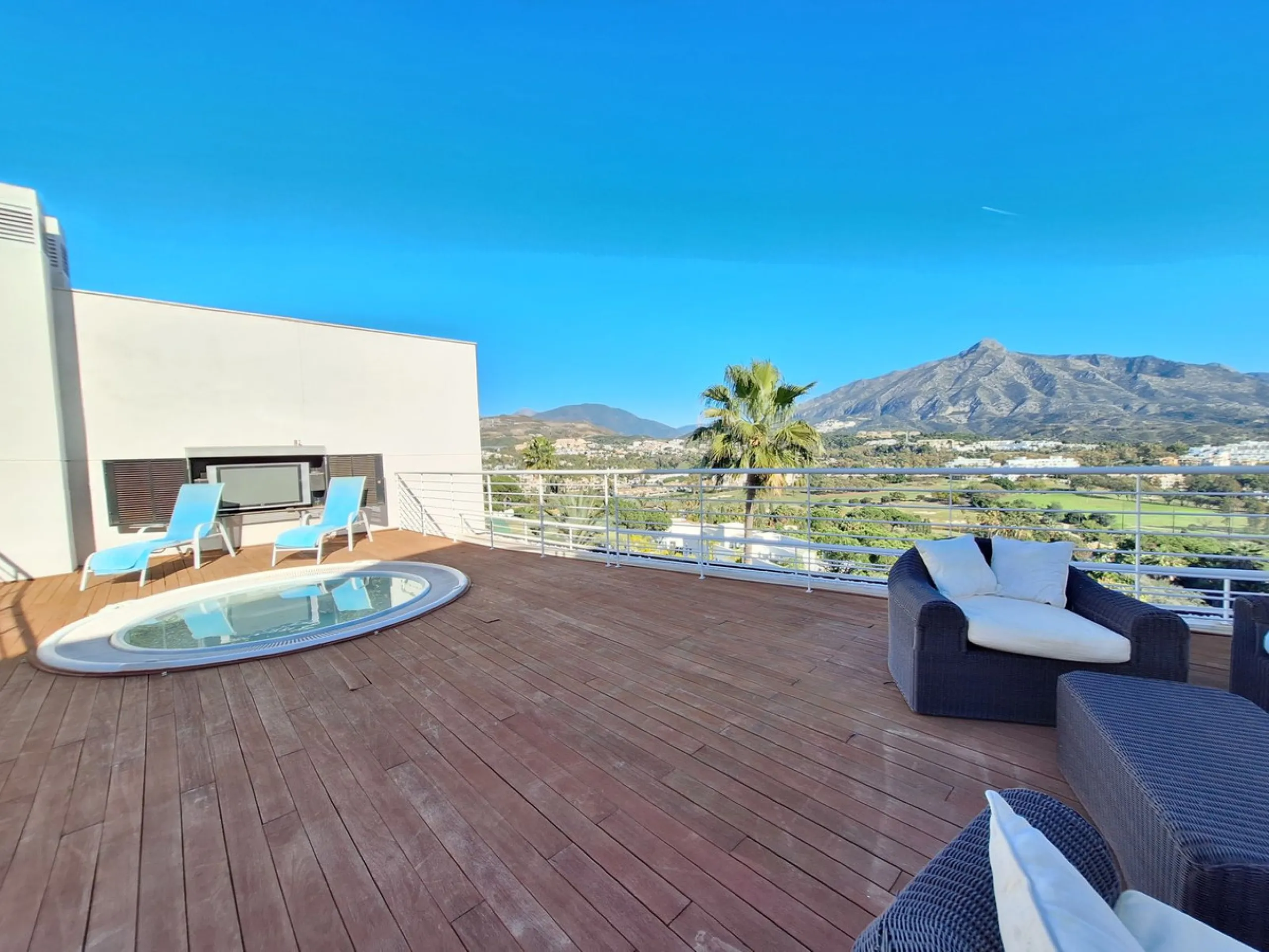 LUXURY EXCLUSIVE URBANISATION  - LA CORNICHE (NUEVA ANDALUCIA)