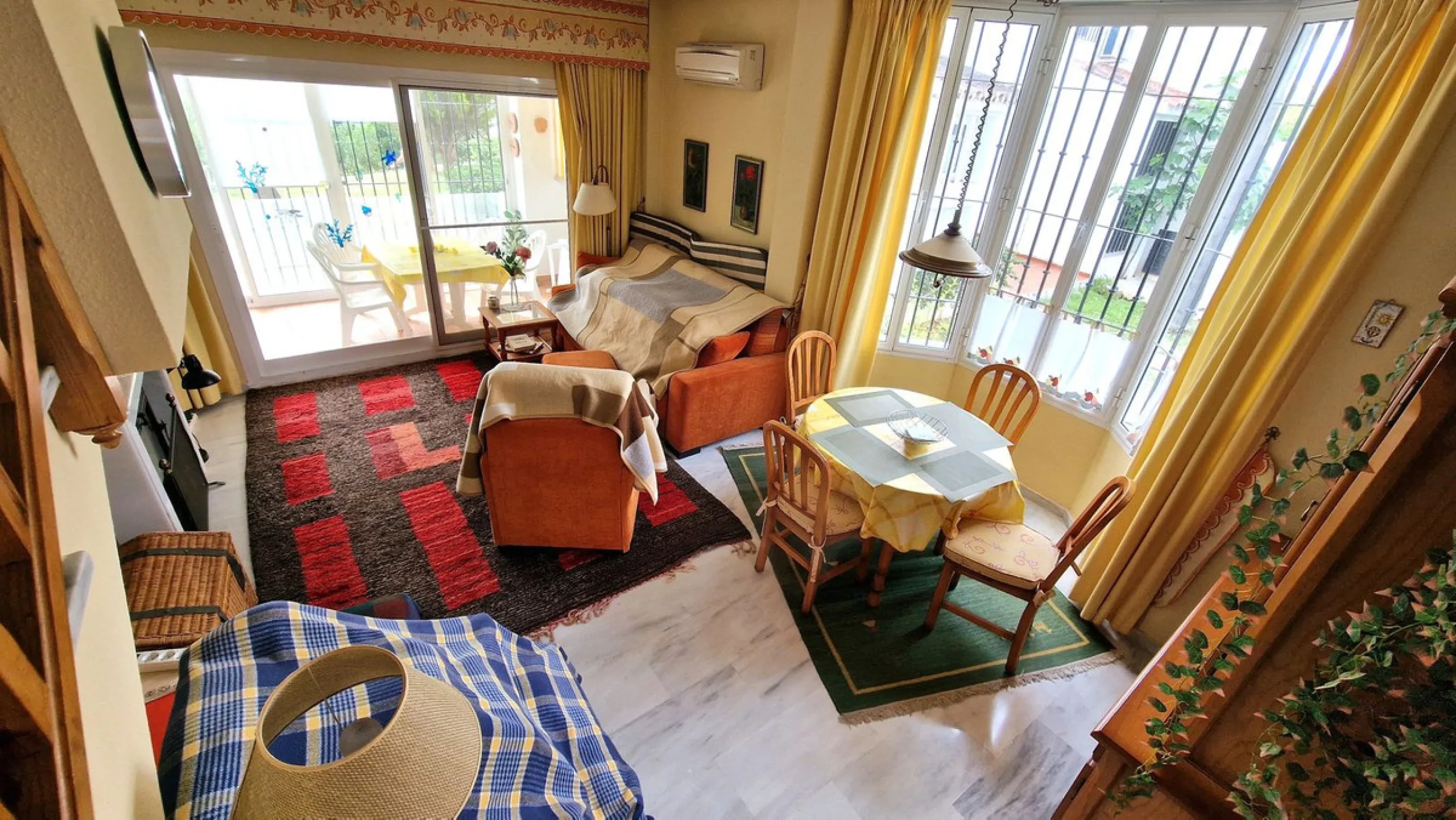 This two bedroom duplex apartment is in a great location close to the beach in Riviera del Sol, Mijas Costa. Located close to the Málaga airport (30minutes), the Málaga City (40minutes) and only about 20minutes to Marbella City. Upstairs you find two bedr