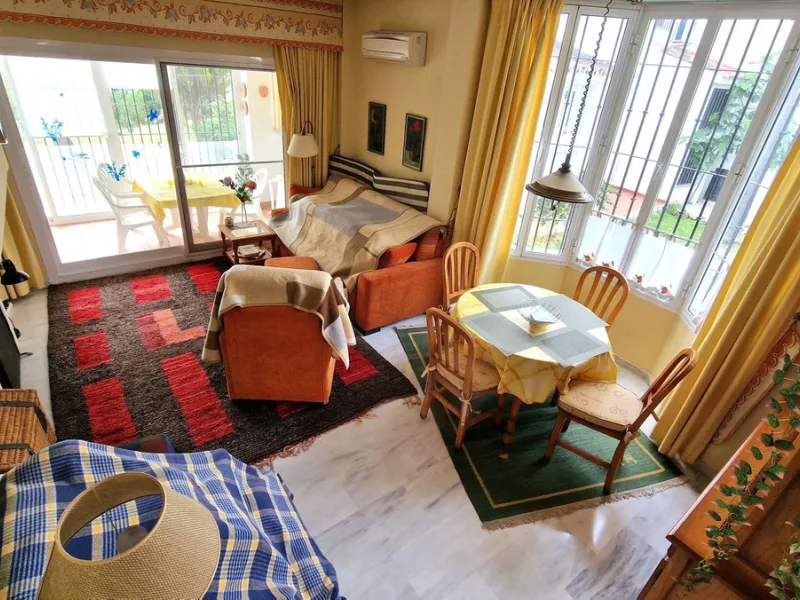 This two bedroom duplex apartment is in a great location close to the beach in Riviera del Sol, Mijas Costa. Located close to the Málaga airport (30minutes), the Málaga City (40minutes) and only about 20minutes to Marbella City. Upstairs you find two bedr