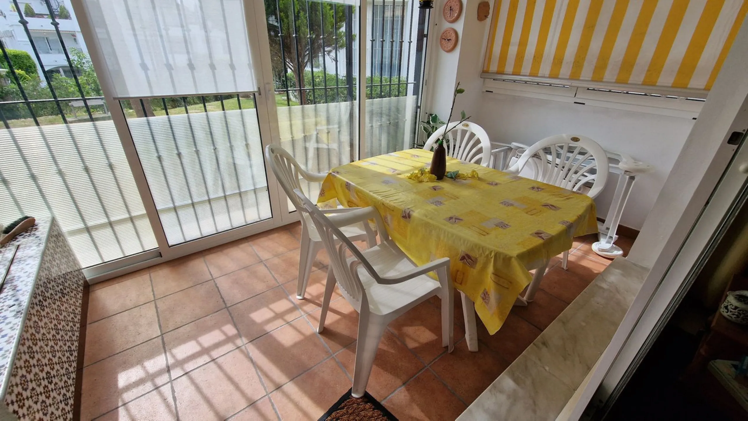 This two bedroom duplex apartment is in a great location close to the beach in Riviera del Sol, Mijas Costa. Located close to the Málaga airport (30minutes), the Málaga City (40minutes) and only about 20minutes to Marbella City. Upstairs you find two bedr