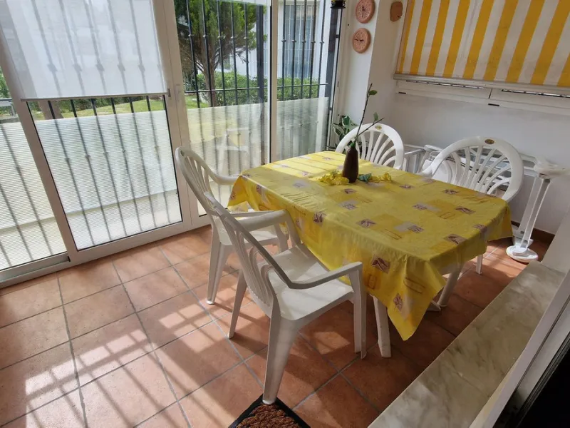 This two bedroom duplex apartment is in a great location close to the beach in Riviera del Sol, Mijas Costa. Located close to the Málaga airport (30minutes), the Málaga City (40minutes) and only about 20minutes to Marbella City. Upstairs you find two bedr