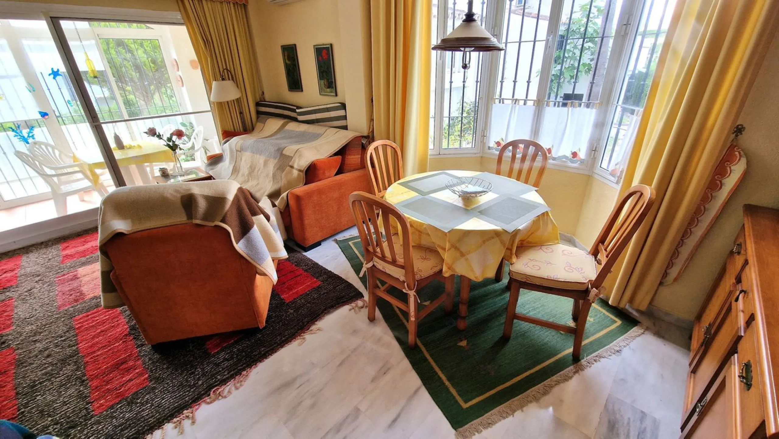 This two bedroom duplex apartment is in a great location close to the beach in Riviera del Sol, Mijas Costa. Located close to the Málaga airport (30minutes), the Málaga City (40minutes) and only about 20minutes to Marbella City. Upstairs you find two bedr