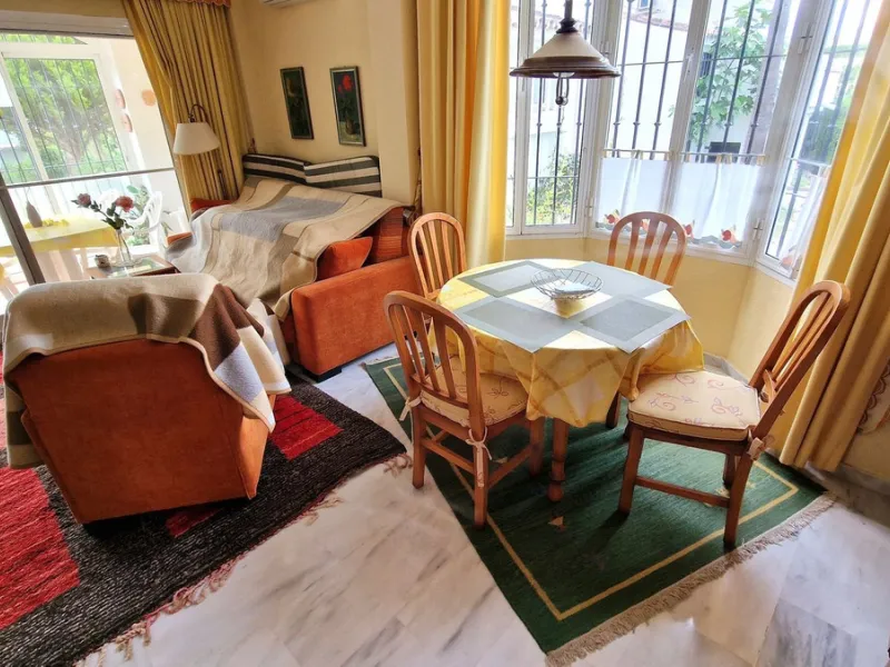 This two bedroom duplex apartment is in a great location close to the beach in Riviera del Sol, Mijas Costa. Located close to the Málaga airport (30minutes), the Málaga City (40minutes) and only about 20minutes to Marbella City. Upstairs you find two bedr