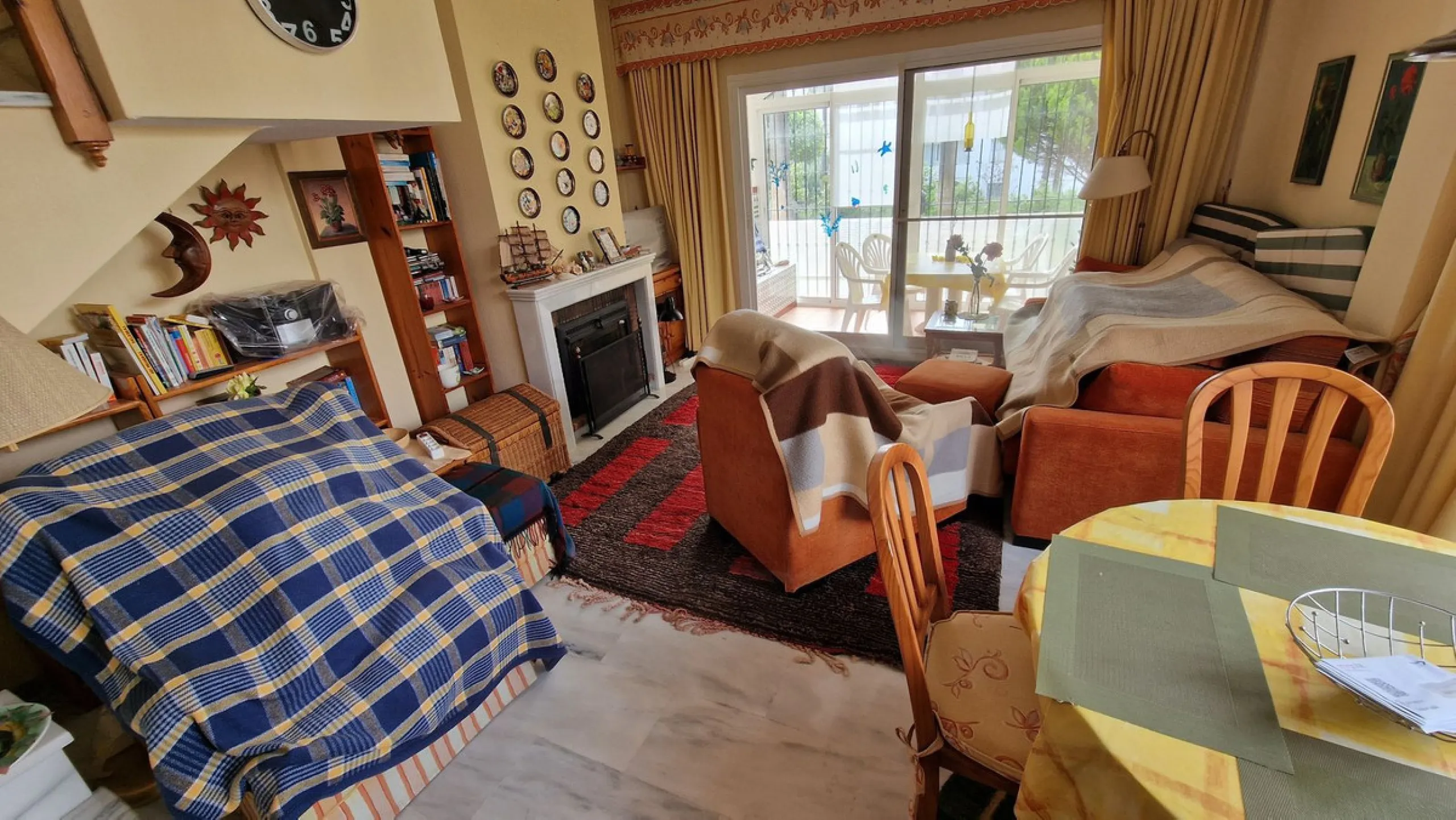 This two bedroom duplex apartment is in a great location close to the beach in Riviera del Sol, Mijas Costa. Located close to the Málaga airport (30minutes), the Málaga City (40minutes) and only about 20minutes to Marbella City. Upstairs you find two bedr