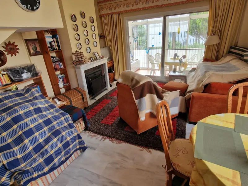 This two bedroom duplex apartment is in a great location close to the beach in Riviera del Sol, Mijas Costa. Located close to the Málaga airport (30minutes), the Málaga City (40minutes) and only about 20minutes to Marbella City. Upstairs you find two bedr