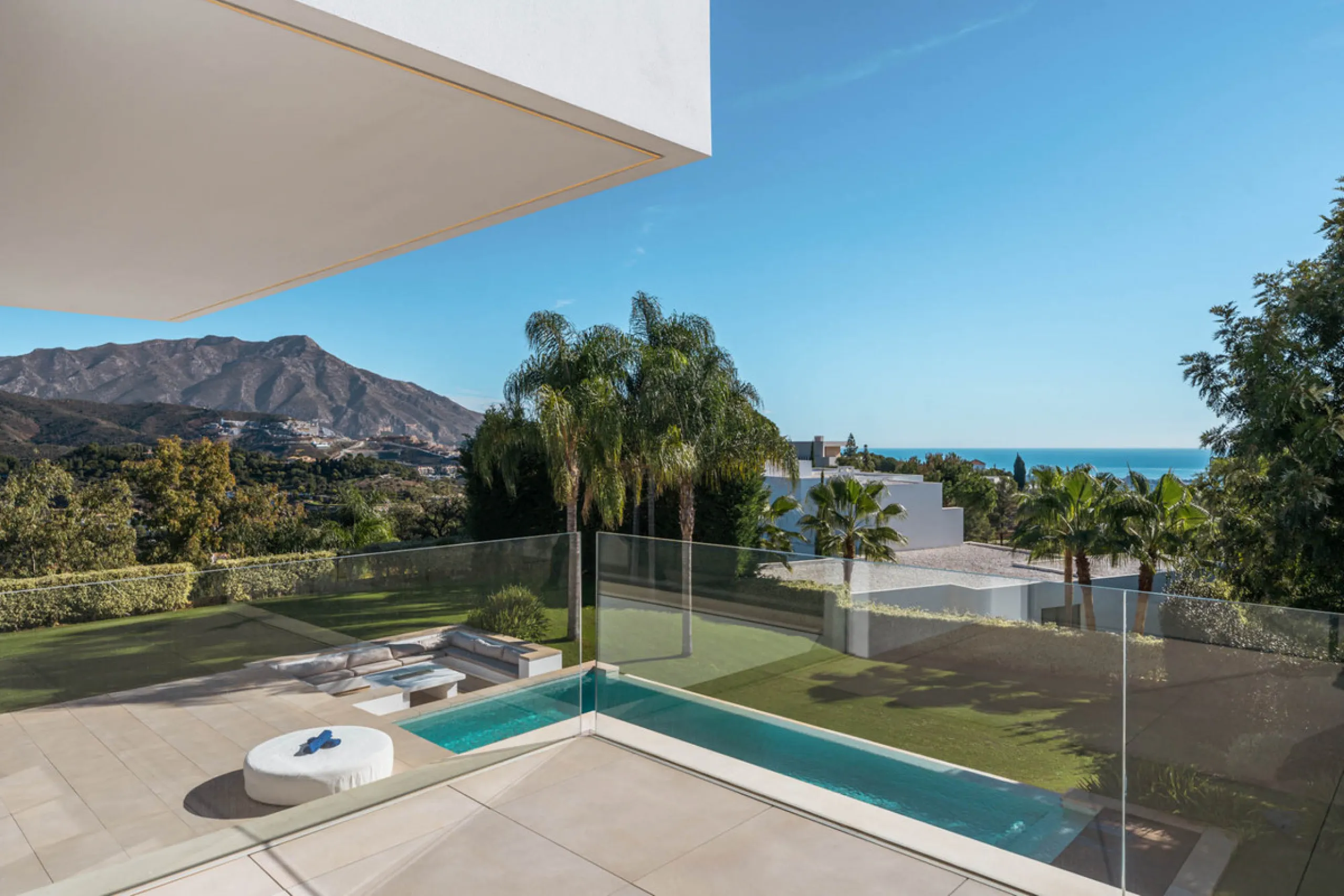 Designed by a distinguished architect, this villa is spread over two levels with an impressive built area. It features five luxurious bedrooms, each with its ensuite bathroom, an additional guest toilet, and a guest apartment that matches the main villa's