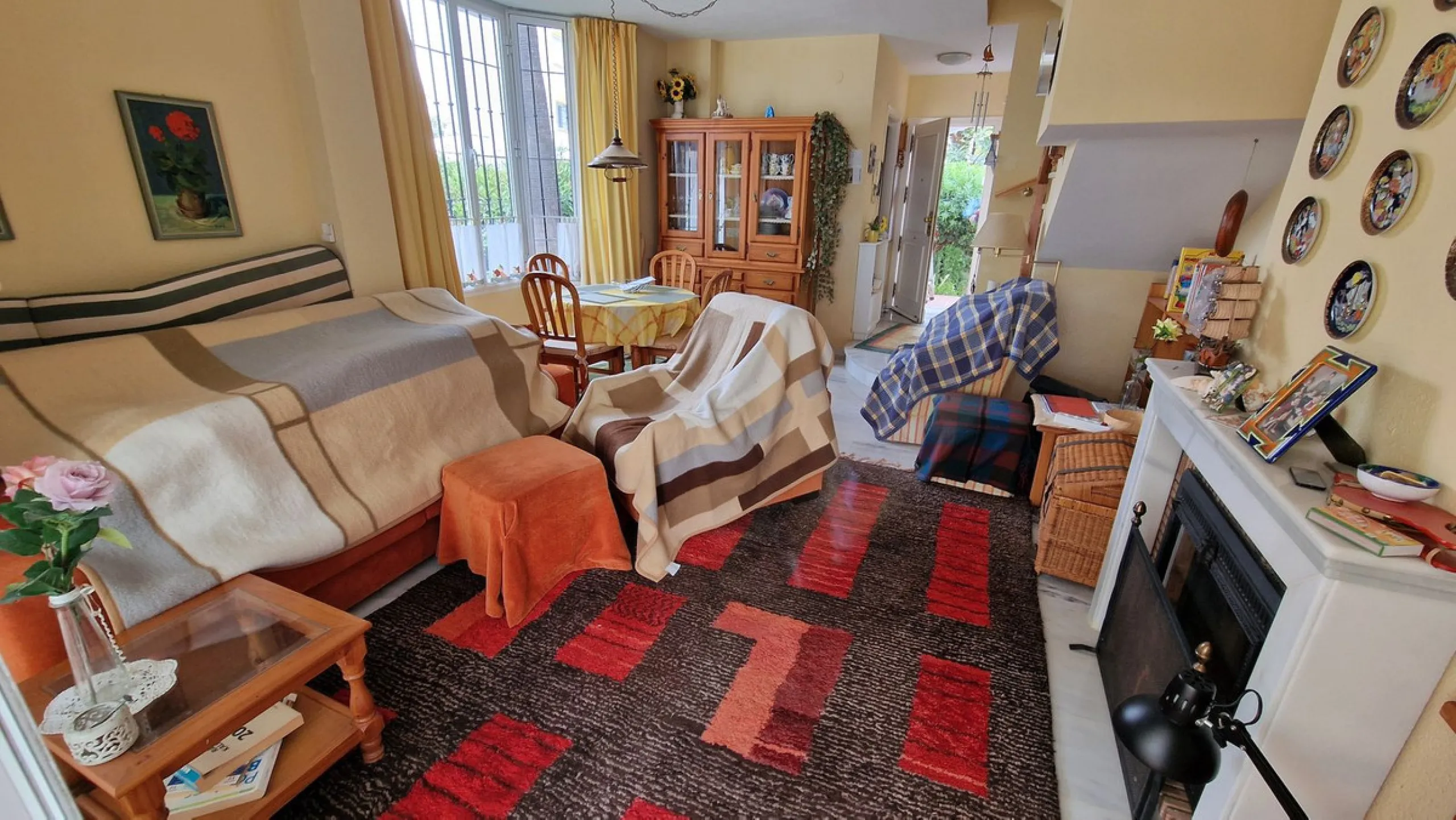 This two bedroom duplex apartment is in a great location close to the beach in Riviera del Sol, Mijas Costa. Located close to the Málaga airport (30minutes), the Málaga City (40minutes) and only about 20minutes to Marbella City. Upstairs you find two bedr