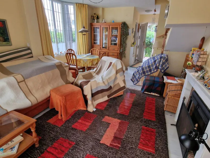 This two bedroom duplex apartment is in a great location close to the beach in Riviera del Sol, Mijas Costa. Located close to the Málaga airport (30minutes), the Málaga City (40minutes) and only about 20minutes to Marbella City. Upstairs you find two bedr