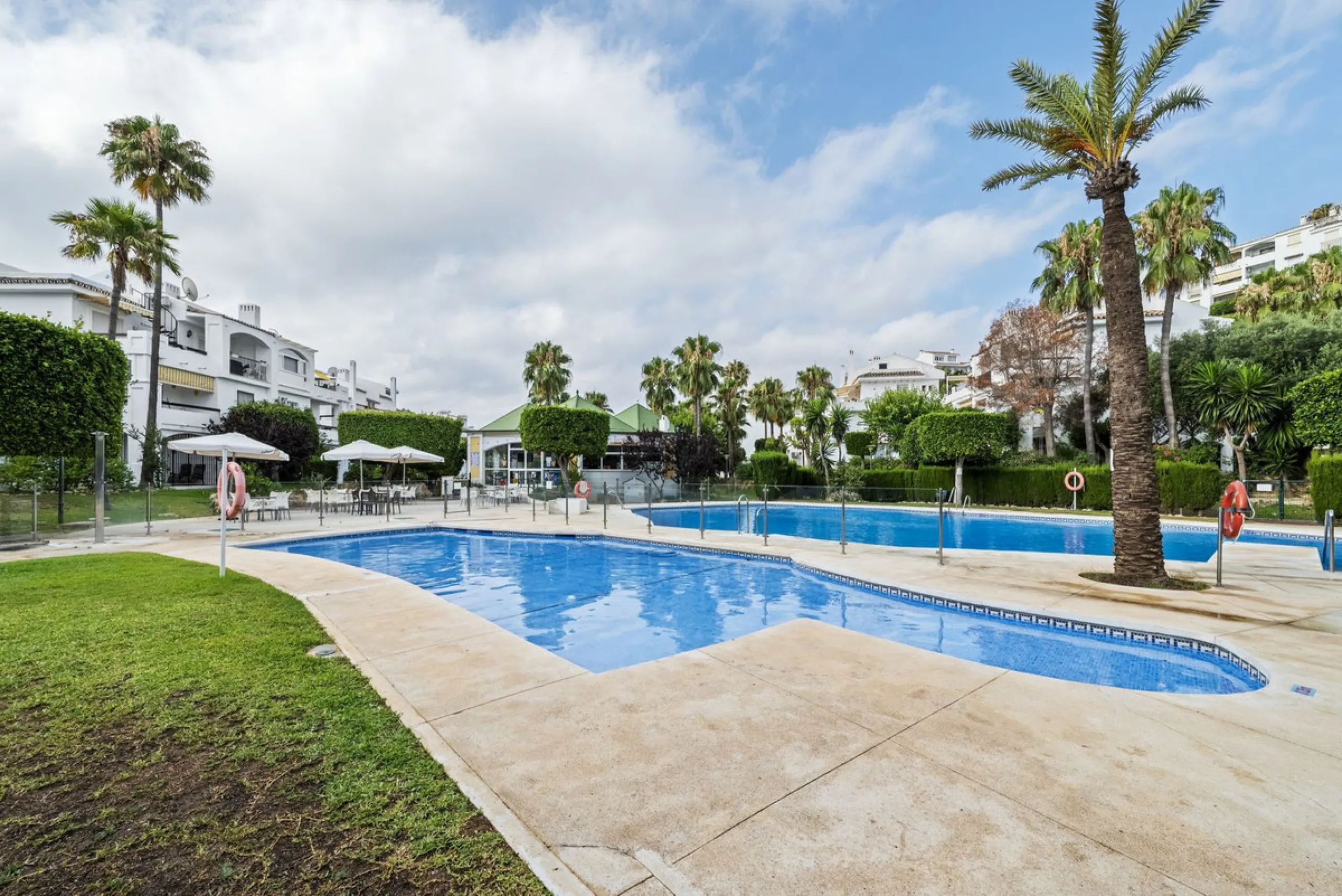 This two bedroom duplex apartment is in a great location close to the beach in Riviera del Sol, Mijas Costa. Located close to the Málaga airport (30minutes), the Málaga City (40minutes) and only about 20minutes to Marbella City. Upstairs you find two bedr