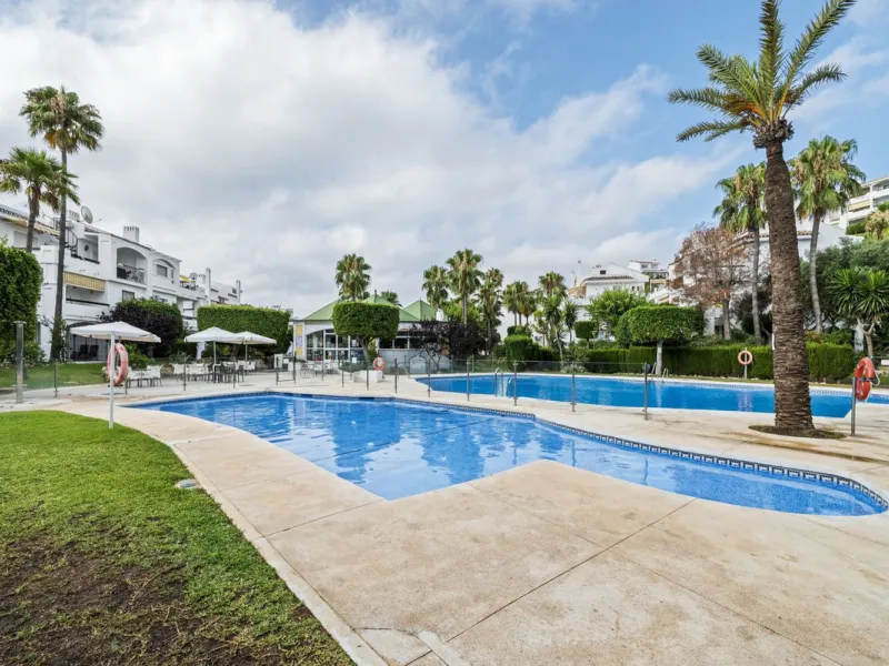 This two bedroom duplex apartment is in a great location close to the beach in Riviera del Sol, Mijas Costa. Located close to the Málaga airport (30minutes), the Málaga City (40minutes) and only about 20minutes to Marbella City. Upstairs you find two bedr