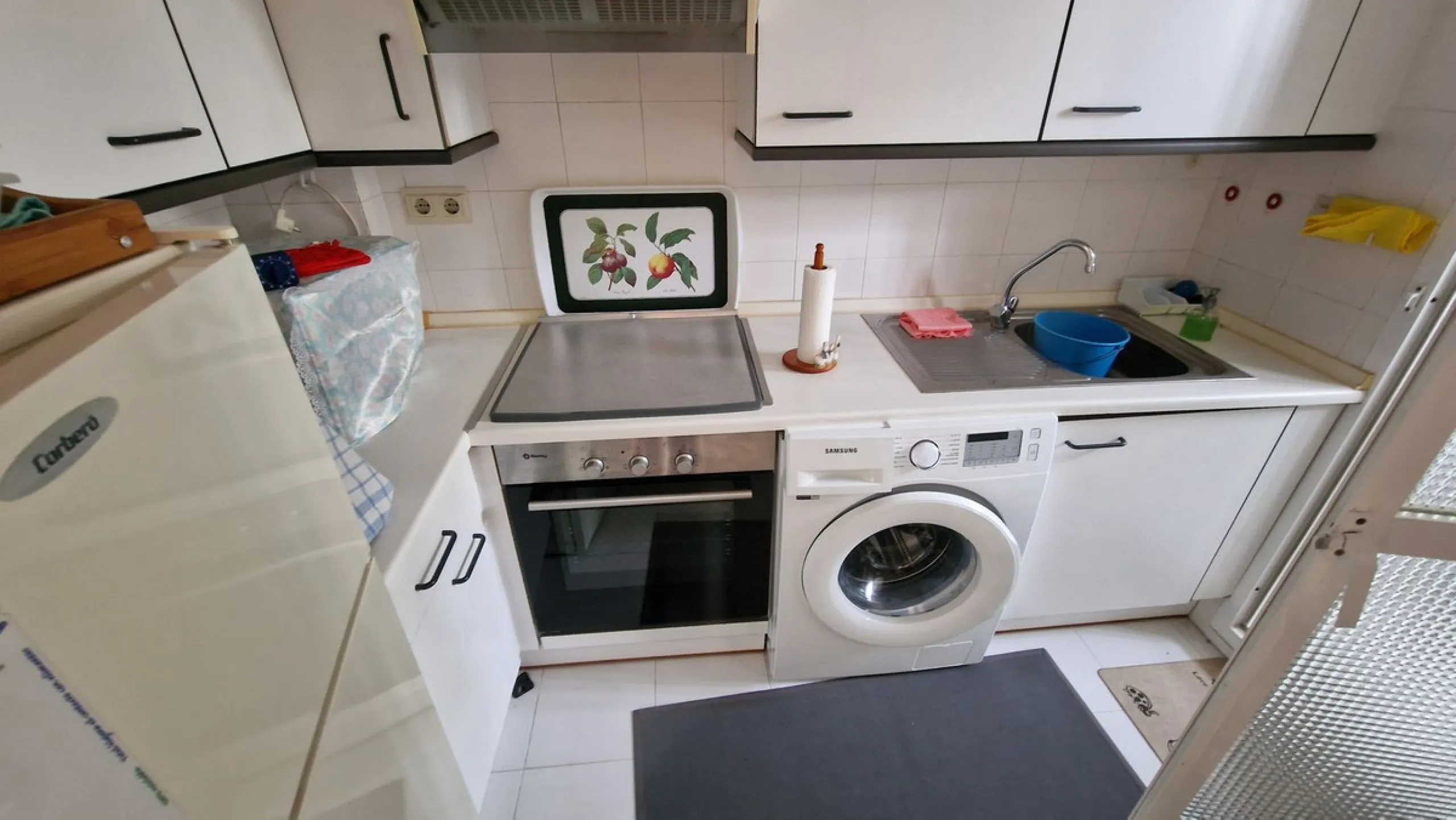 This two bedroom duplex apartment is in a great location close to the beach in Riviera del Sol, Mijas Costa. Located close to the Málaga airport (30minutes), the Málaga City (40minutes) and only about 20minutes to Marbella City. Upstairs you find two bedr