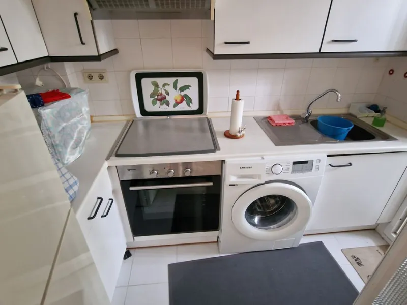 This two bedroom duplex apartment is in a great location close to the beach in Riviera del Sol, Mijas Costa. Located close to the Málaga airport (30minutes), the Málaga City (40minutes) and only about 20minutes to Marbella City. Upstairs you find two bedr