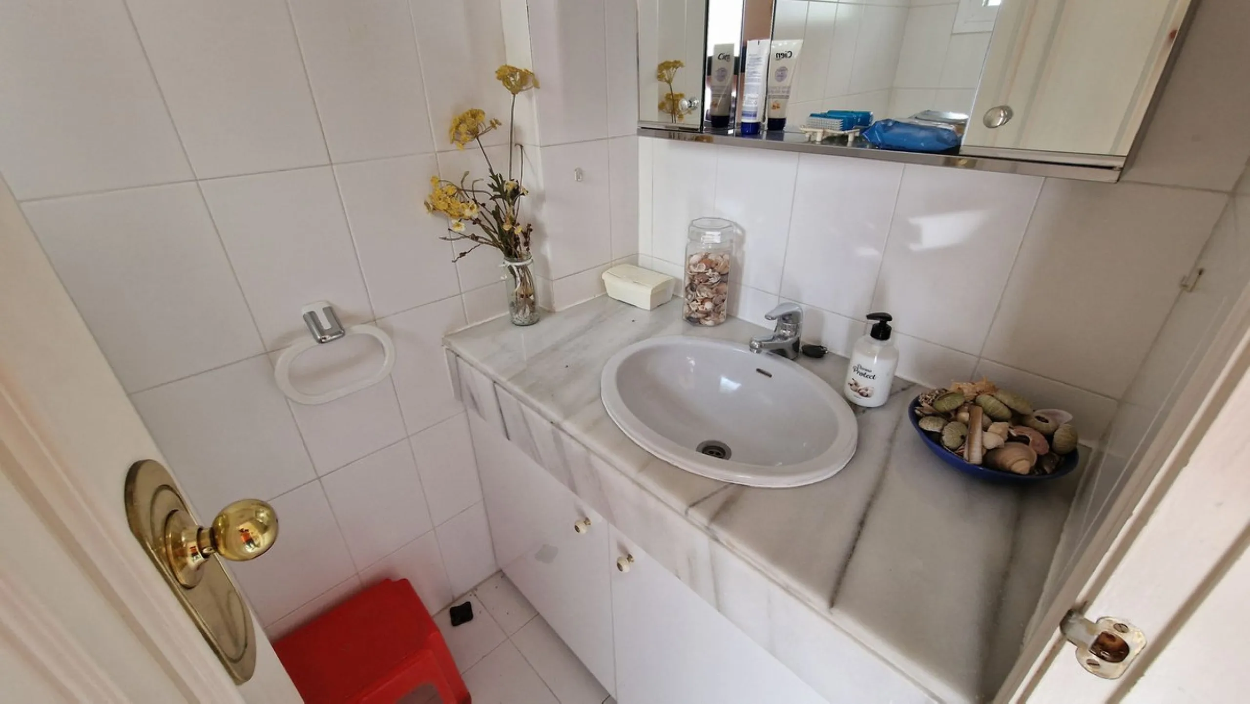 This two bedroom duplex apartment is in a great location close to the beach in Riviera del Sol, Mijas Costa. Located close to the Málaga airport (30minutes), the Málaga City (40minutes) and only about 20minutes to Marbella City. Upstairs you find two bedr