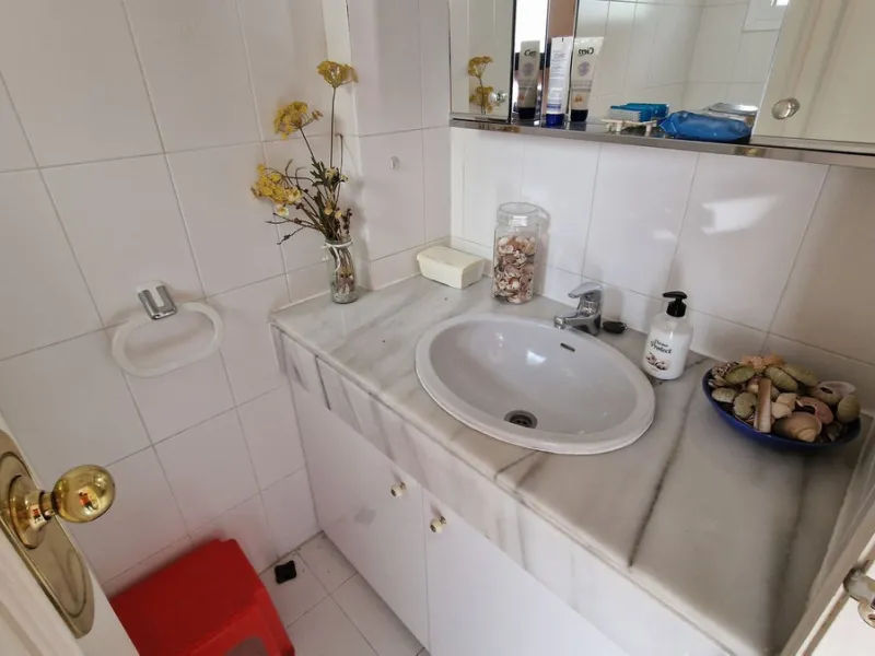 This two bedroom duplex apartment is in a great location close to the beach in Riviera del Sol, Mijas Costa. Located close to the Málaga airport (30minutes), the Málaga City (40minutes) and only about 20minutes to Marbella City. Upstairs you find two bedr