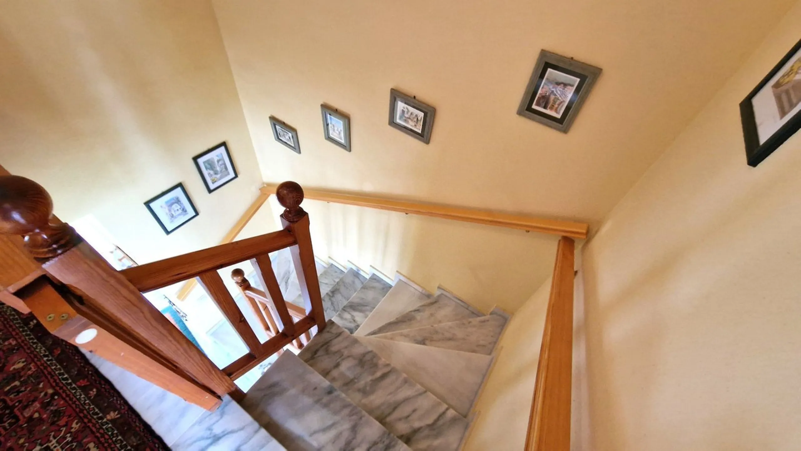 This two bedroom duplex apartment is in a great location close to the beach in Riviera del Sol, Mijas Costa. Located close to the Málaga airport (30minutes), the Málaga City (40minutes) and only about 20minutes to Marbella City. Upstairs you find two bedr