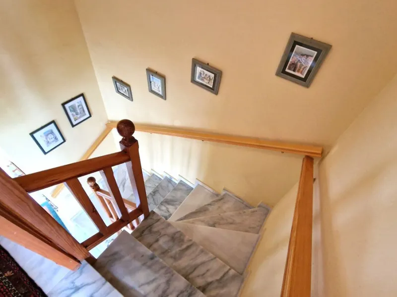This two bedroom duplex apartment is in a great location close to the beach in Riviera del Sol, Mijas Costa. Located close to the Málaga airport (30minutes), the Málaga City (40minutes) and only about 20minutes to Marbella City. Upstairs you find two bedr