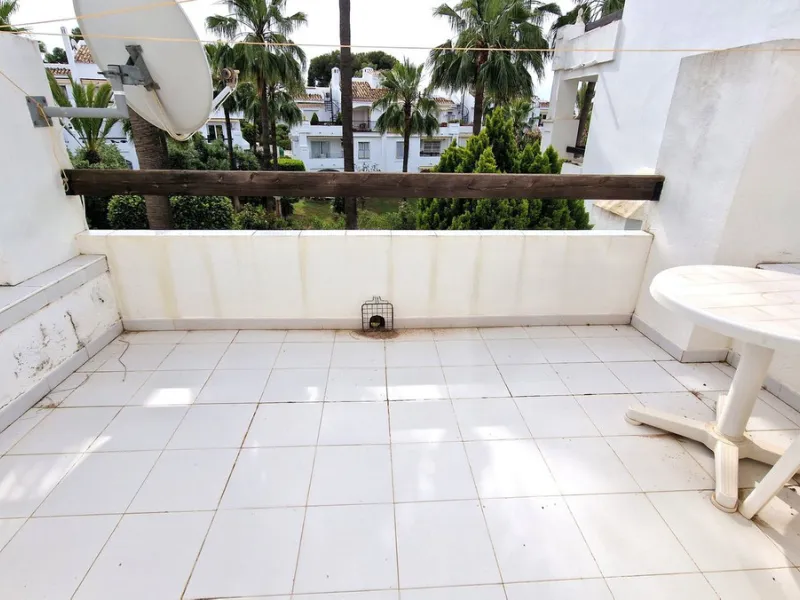 This two bedroom duplex apartment is in a great location close to the beach in Riviera del Sol, Mijas Costa. Located close to the Málaga airport (30minutes), the Málaga City (40minutes) and only about 20minutes to Marbella City. Upstairs you find two bedr