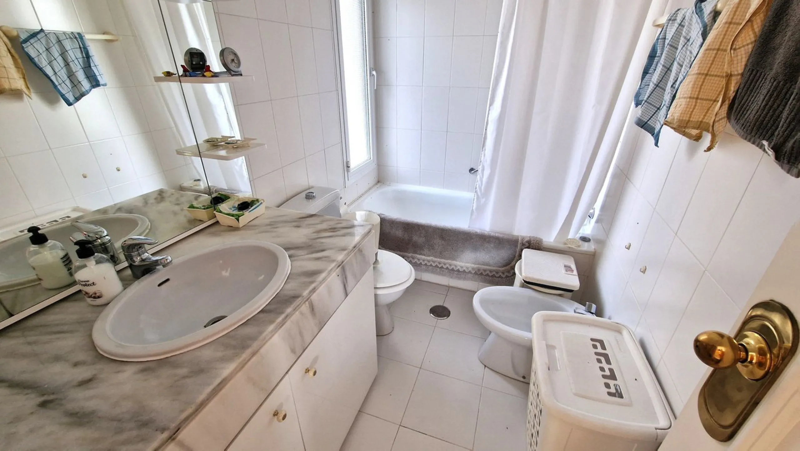 This two bedroom duplex apartment is in a great location close to the beach in Riviera del Sol, Mijas Costa. Located close to the Málaga airport (30minutes), the Málaga City (40minutes) and only about 20minutes to Marbella City. Upstairs you find two bedr