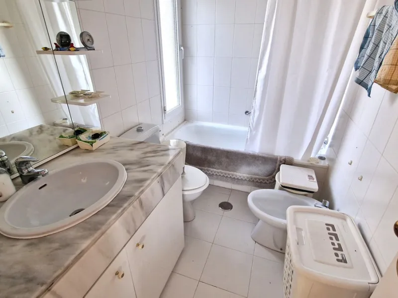 This two bedroom duplex apartment is in a great location close to the beach in Riviera del Sol, Mijas Costa. Located close to the Málaga airport (30minutes), the Málaga City (40minutes) and only about 20minutes to Marbella City. Upstairs you find two bedr